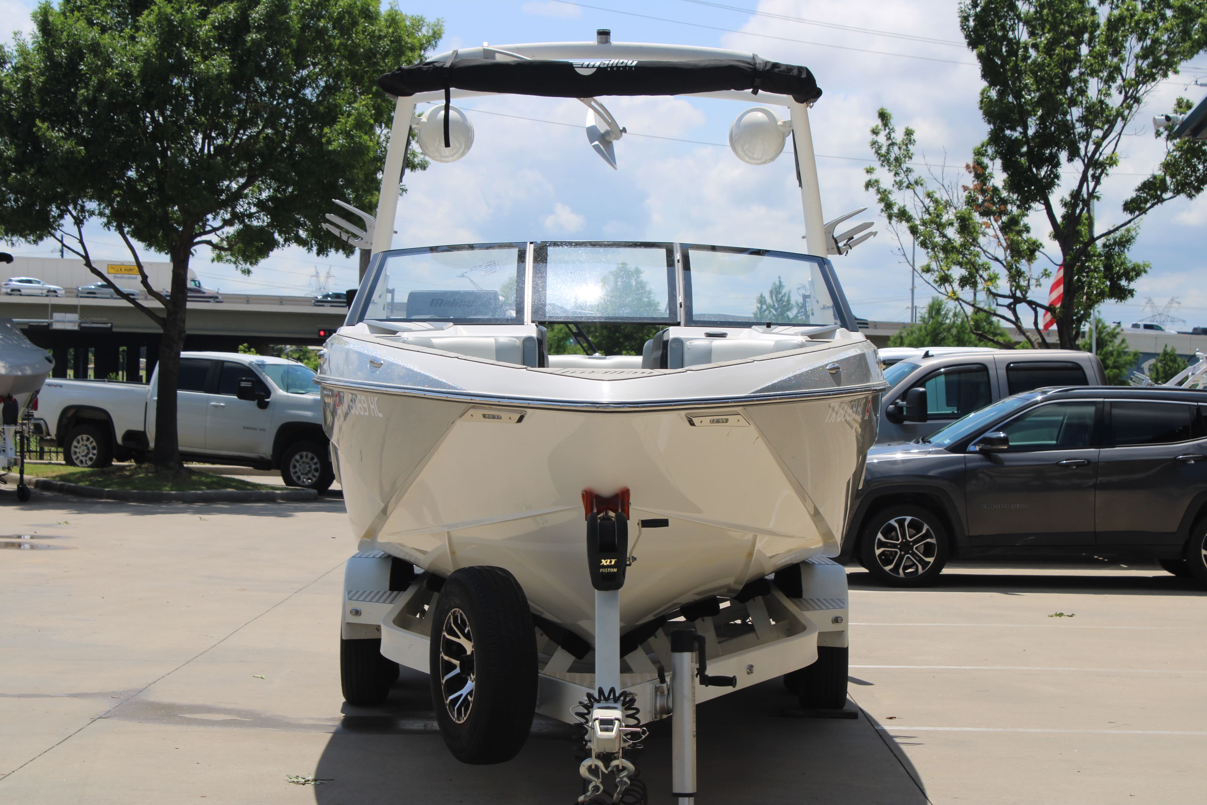 2020 Malibu 25 LSV Icon